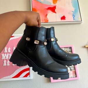 Black Chelsea Booties 🫶🏾